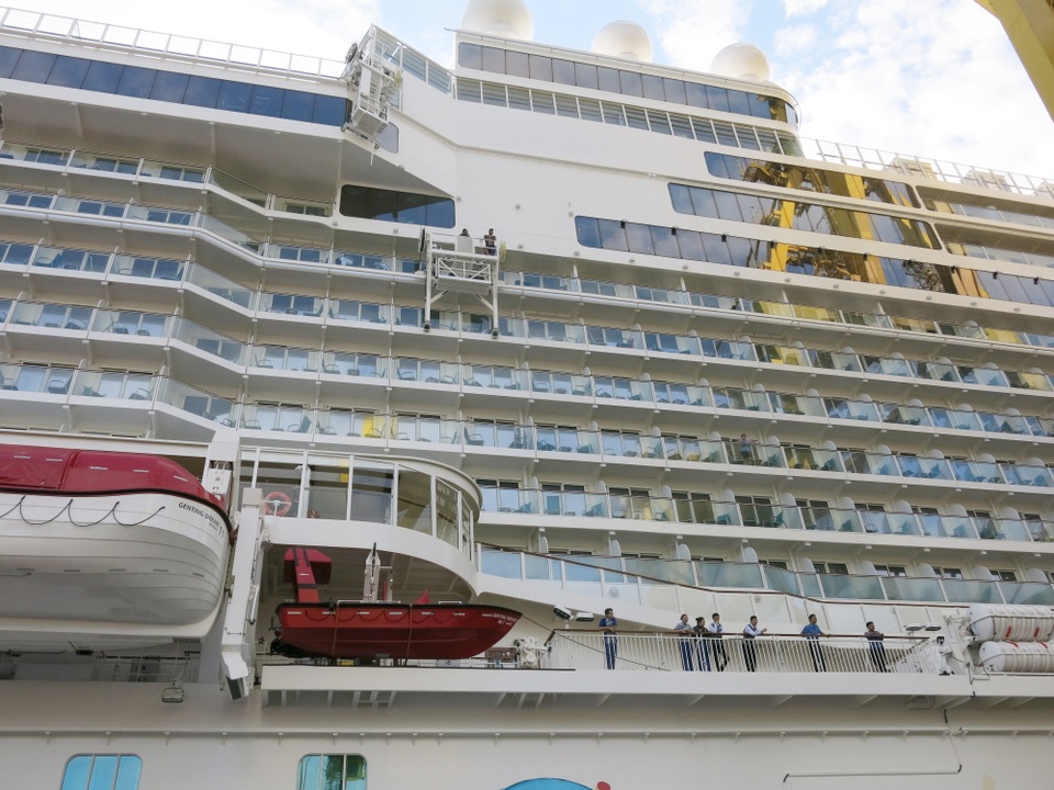 Genting Dream có 18 boong, nặng hơn 151 nghìn tấn, sức chứa hơn 3.400 hành khách cùng 2000 thuyền viên phục vụ