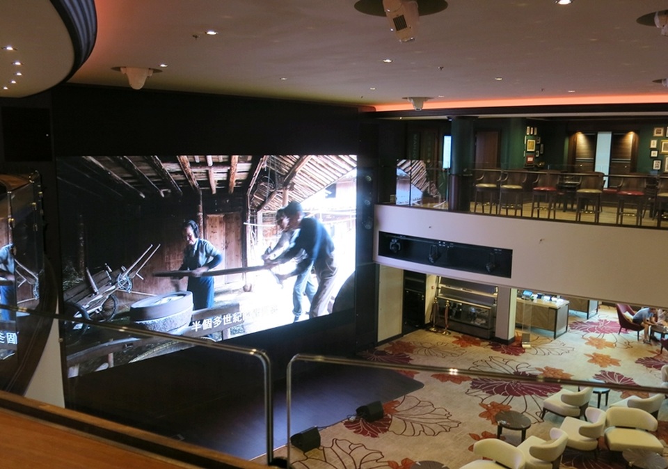 Bên trong du thuyền có cả khu mua sắm, rạp chiếu phim, nhà hàng...