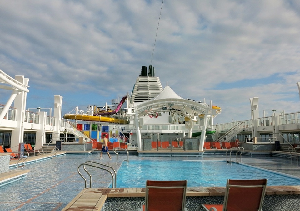 Hồ bơi ở tầng trên cùng của du thuyền