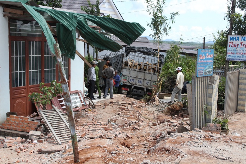 Toàn bộ như mái hiên, mái vòm, tường rào, cổng nhà của ba căn nhà bị hư hỏng nặng