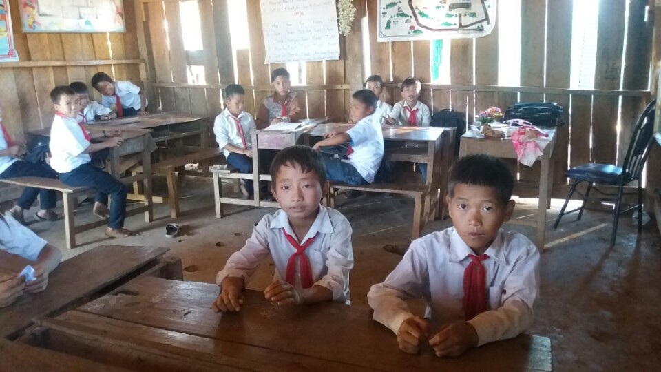 Ngày nhà giáo Việt Nam, phút chạnh lòng của giáo viên “bám bản” - 2 Đối với nhiều giáo viên bám bản, một lời chúc ngày Nhà giáo Việt Nam đã là món quà vô cùng quý giá
