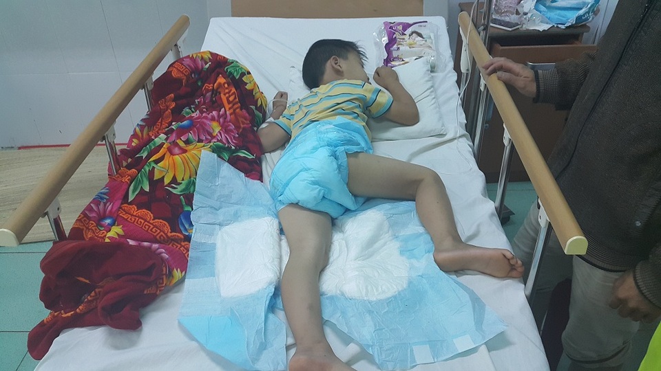 Vụ chị tử vong, hai em nguy kịch: Xét nghiệm loạt mẫu thức ăn - 1 Bé Sang đang được hàng xóm chăm sóc tại Bệnh viện Đa khoa tỉnh Đắk Nông