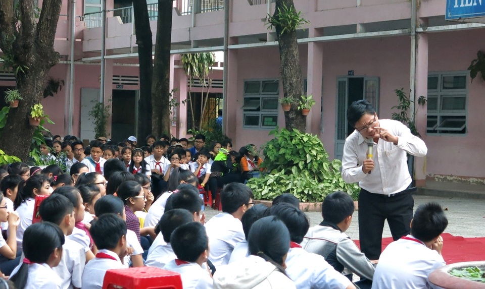 Để chuẩn bị cho những buổi trò chuyện với học trò, thầy tìm hiểu tâm lí phổ biến của lứa tuổi, những vấn đề mà tuổi teen thường gặp trong cuộc sống hiện đại ảnh hưởng tới việc hình thành nhân cách của học trò về sau