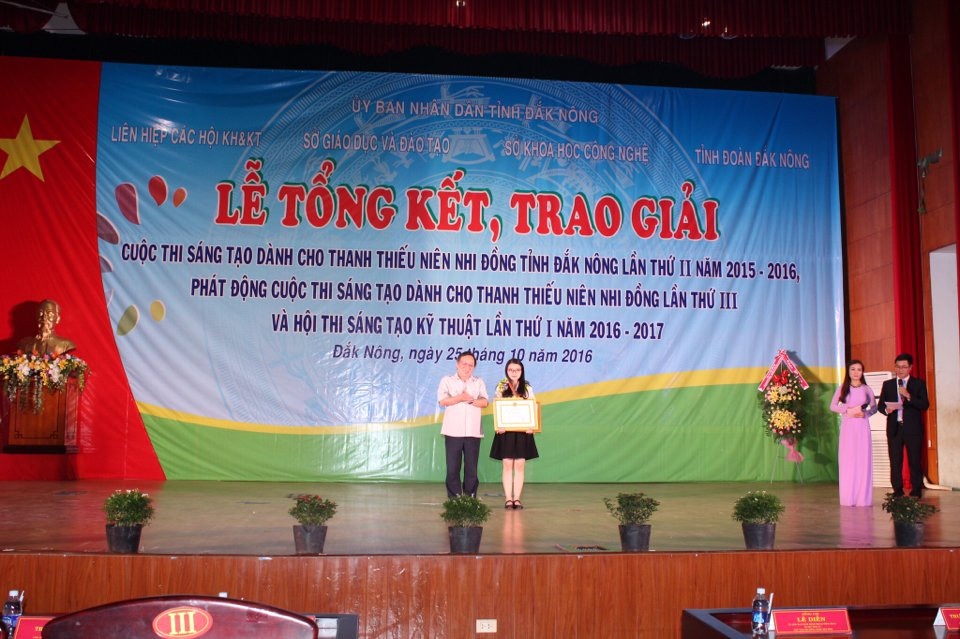 Gặp cô học trò giỏi Hóa, mê chế tạo máy móc - 3 Nguyễn Việt Trinh nhận giải ba cuộc thi sáng tạo thanh thiếu niên tỉnh Đắk Nông