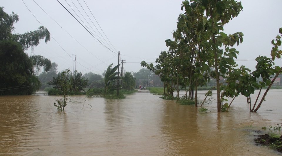 Đường giao thông một số nơi bị chia cắt