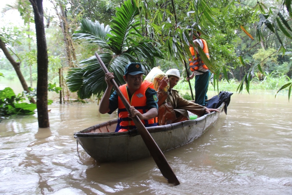 Các lực lượng chức năng đang tích cực hỗ trợ người dân