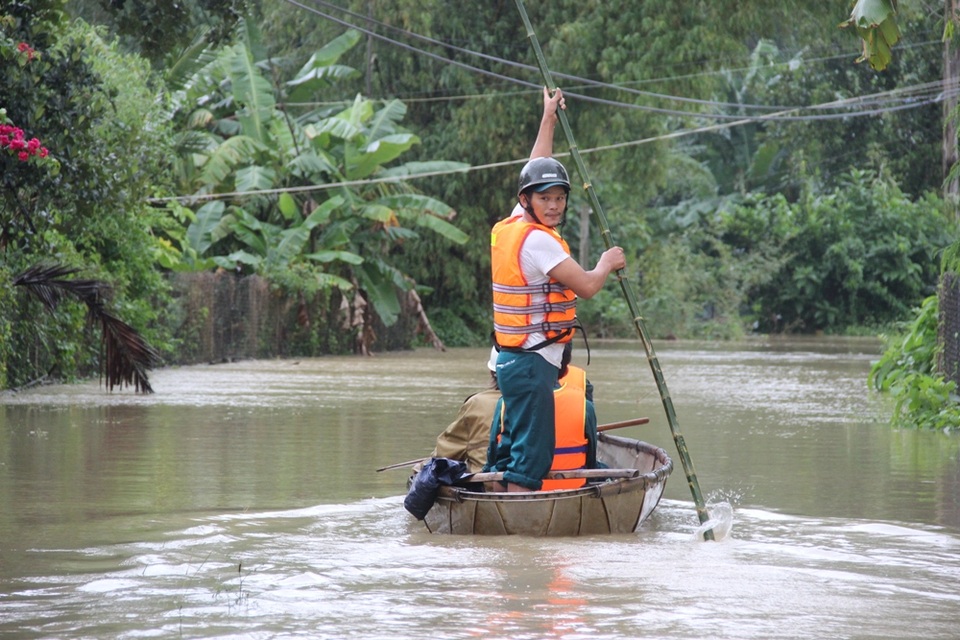 Phương tiện đi lại ở các khu dân cư hoàn toàn là ghe