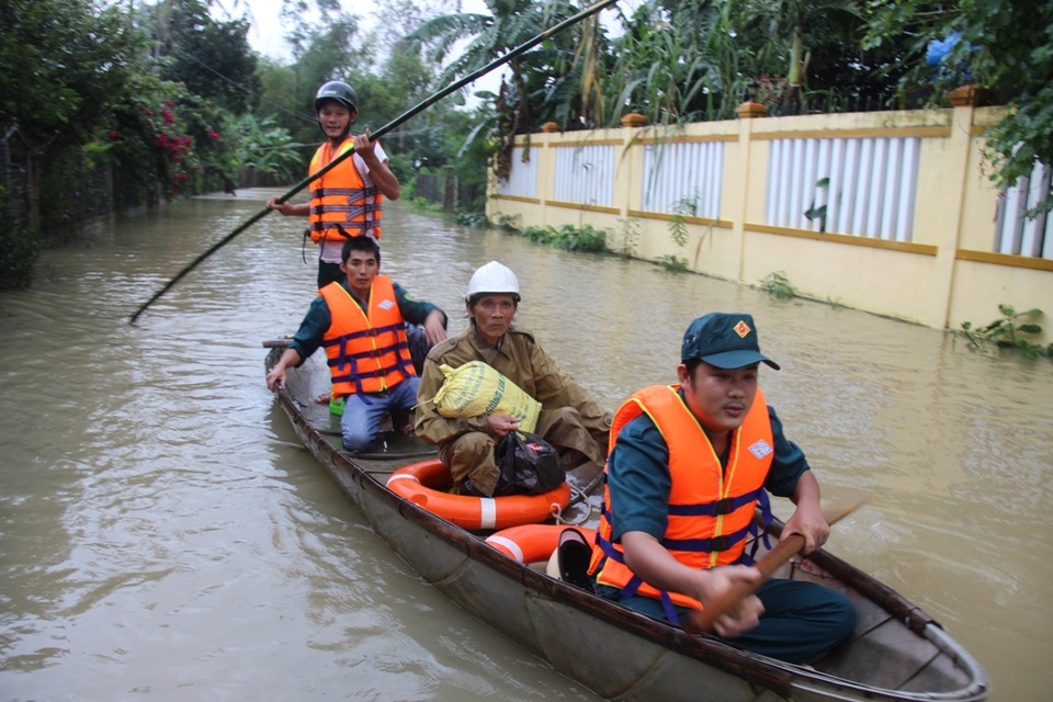 
Đến sáng nay 3/12, nhiều khu vực vùng hạ lưu hồ chứa nước Núi Ngang đã bị ngập sâu
