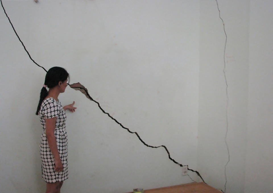 Chung cư FHome là nứt nhà dân xung quanh, khiến người dân bức xúc, nhiều lần kiện tụng