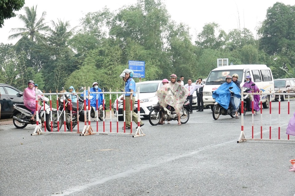 Giao thông giữa vùng lũ với bên ngoài bị chia cắt hoàn toàn