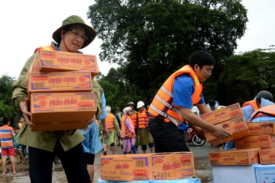 Các lực lượng tham gia cứu trợ người dân vùng lũ