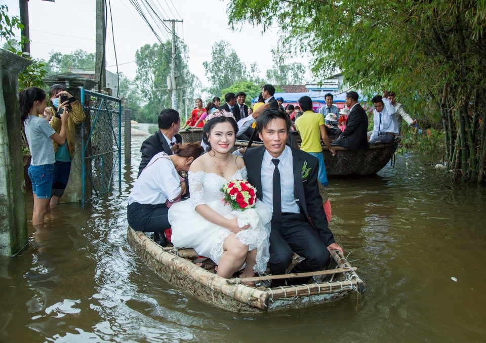 Cặp đôi rạng rỡ trong ngày hạnh phúc đặc biệt đáng nhớ