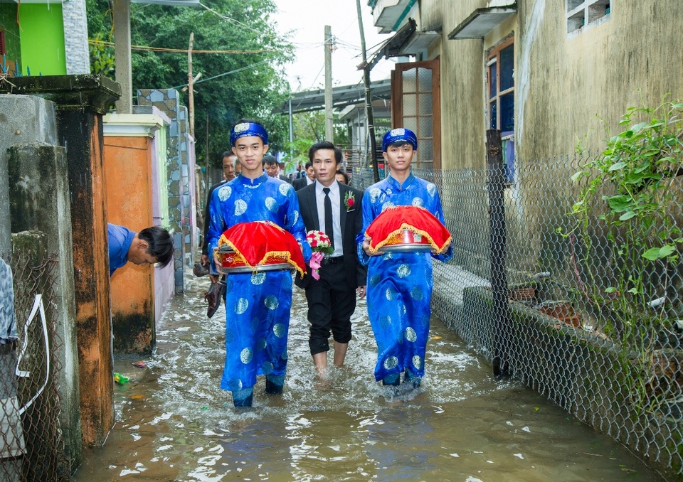 
Từ nhà mình đến nhà cô dâu, chú rể phải vượt hành trình 5km đường thủy
