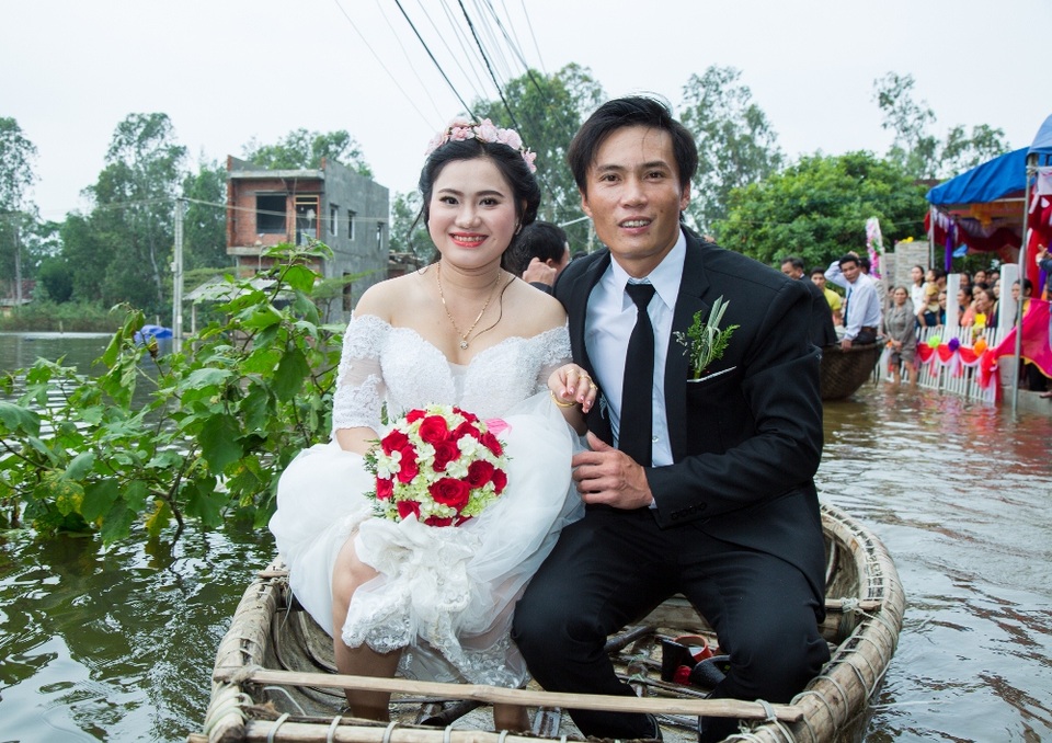 
Xe hoa độc đáo bằng... thuyền thúng
