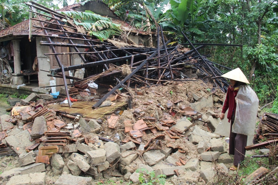 Nửa căn nhà còn lại cũng có thể đổ sập bất cứ lúc nào