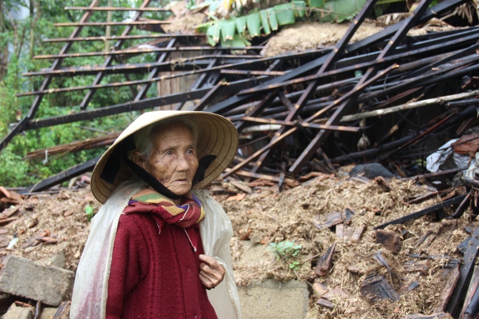 Bà Phú thất thần bên căn nhà sập sau lũ