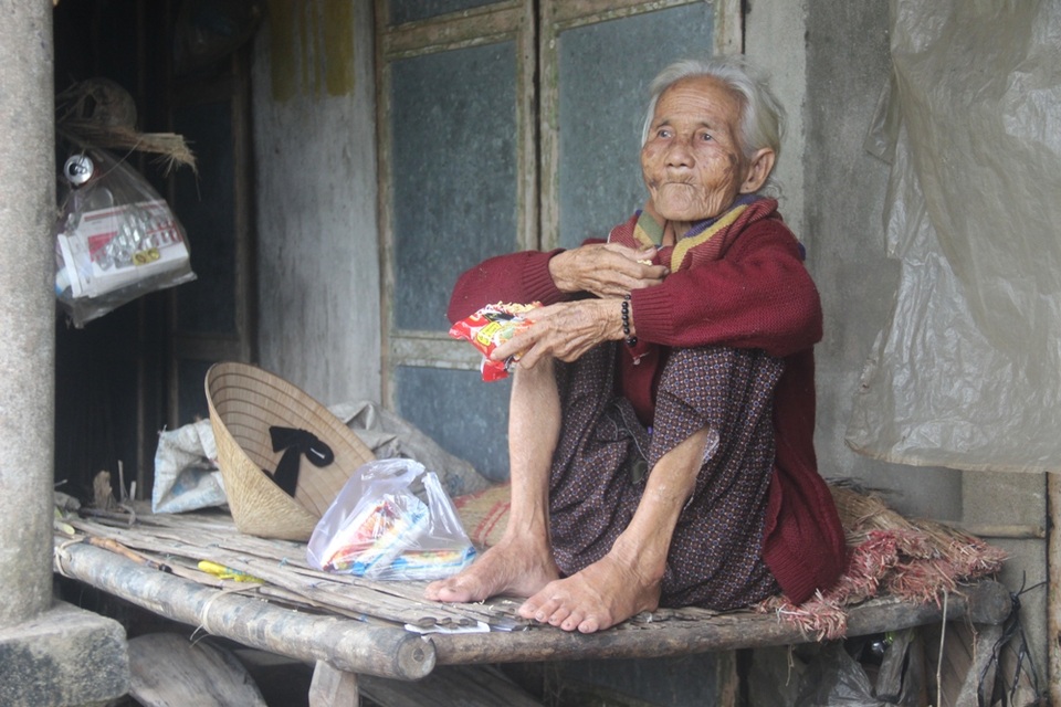 
Mì tôm sống trở thành món ăn chính của cụ bà nay đã ngoài tuổi 80
