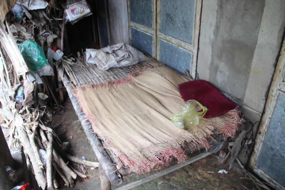 Nhà sập hết nửa, nơi ăn ở của bà Phú co cụm trong chiếc giường tre này