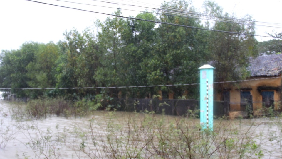 Ngày 15/12, mưa trắng trời và nước lũ tiếp tục dâng cao ở Quảng Ngãi, nhiều vùng dân cư lại bị cô lập lần thứ 3 trong vòng nửa tháng