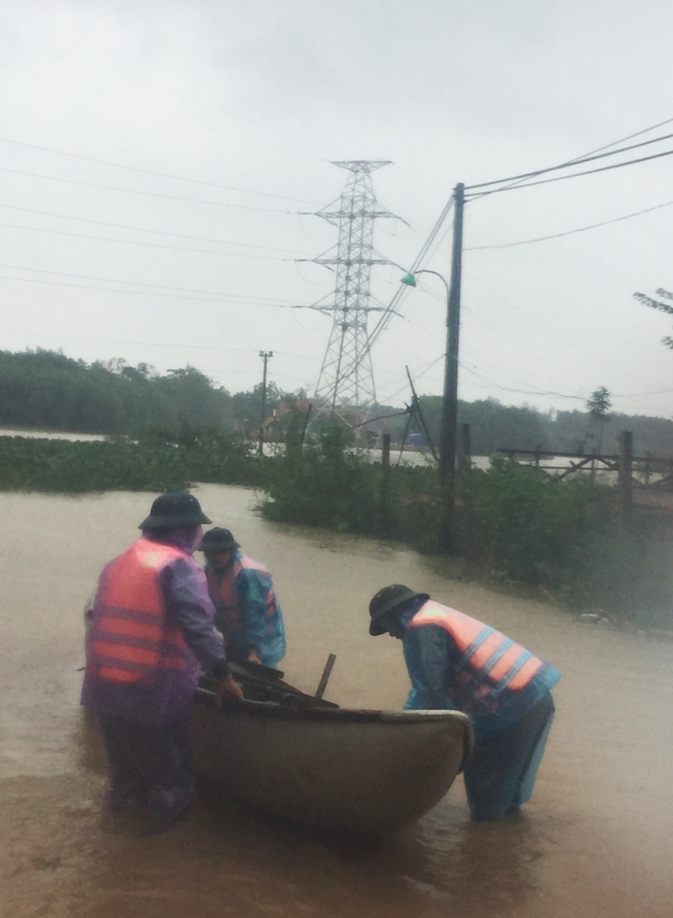 Lực lượng chức năng lại đẩy xuồng nhôm chèo vào vùng lũ tiếp tế cho bà con đang bị lũ bao vây, cô lập
