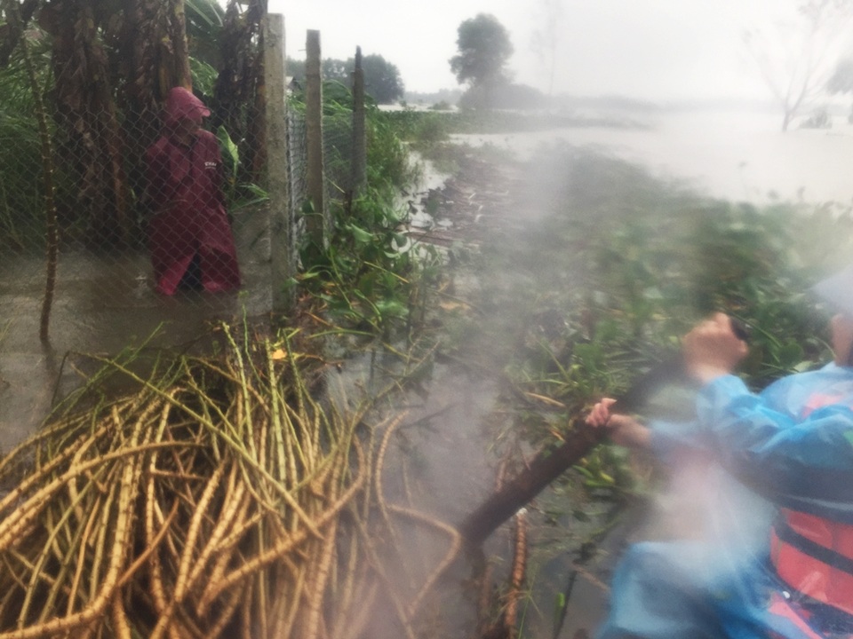 Công tác tiếp tế lương thực cho bà con vùng lũ gặp nhiều khó khăn do mưa to gió lớn trong chiều 15/12