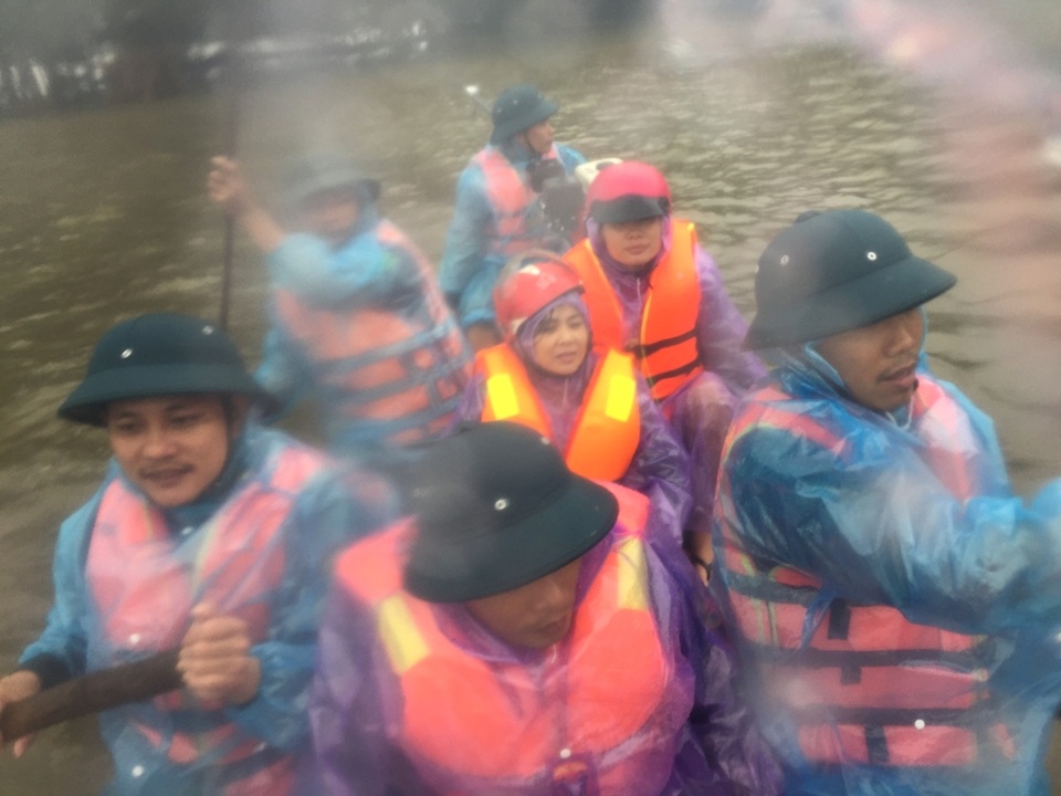 Lần thứ 3 liên tiếp, lũ lại bao vây cô lập nhà dân - 3