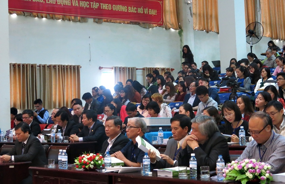Gần 100 đại biểu là các nhà nghiên cứu, nhà khoa học, nhà giáo dục... đầu ngành tham dự Hội thảo