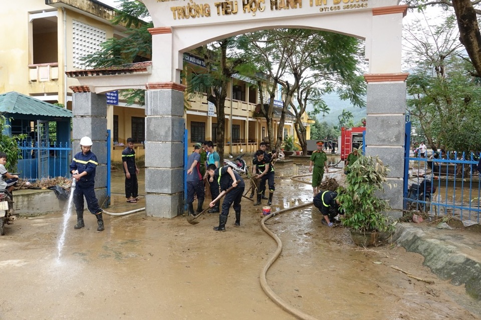 Nhiều trường học ở Quảng Ngãi bị ngập trong lũ