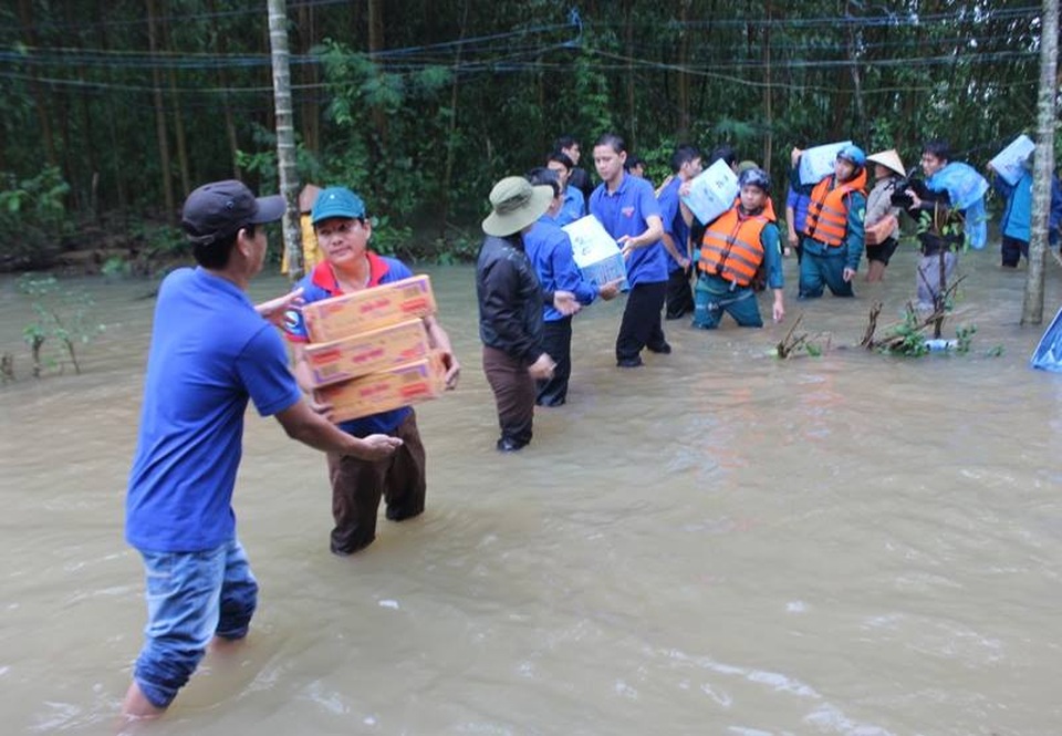 Các lực lượng chức năng, đoàn thể địa phương tham gia tiếp tế mì tôm, nước uống cho người dân trong vùng lũ