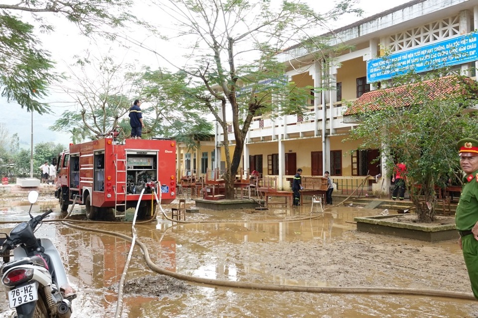 Huy động xe chữa cháy đến dọn bùn sau lũ