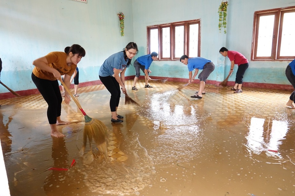 Các lực lượng tình nguyện đang tích cực hỗ trợ người dân dọn bùn sau lũ