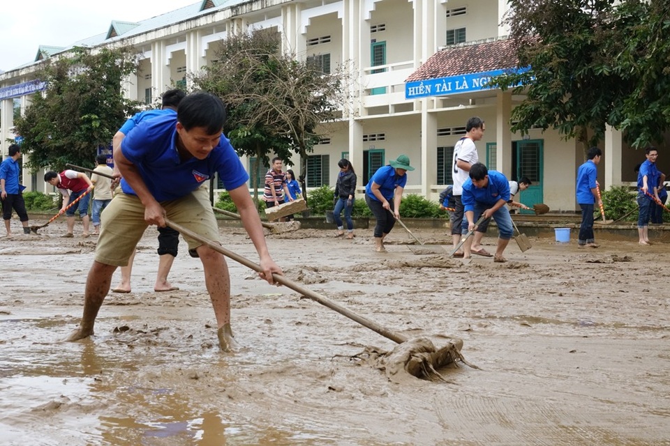 Lớp bùn dày bám trên sân trường học