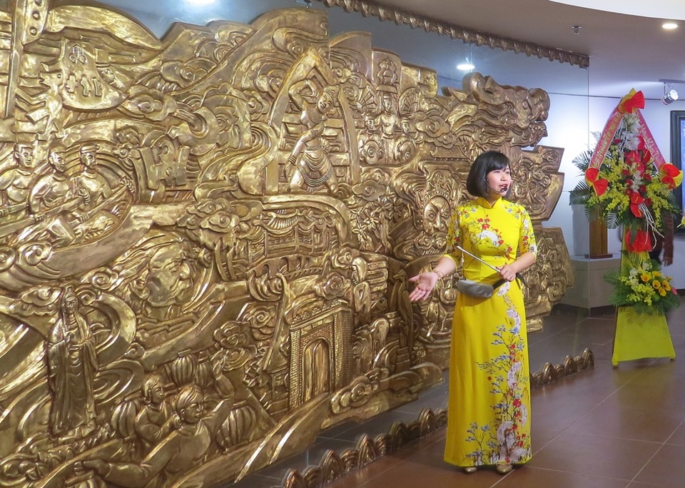 Bức phù điêu ấn tượng do các nghệ nhân Hà Nội chạm khắc đặt tại đại sảnh Bảo tàng