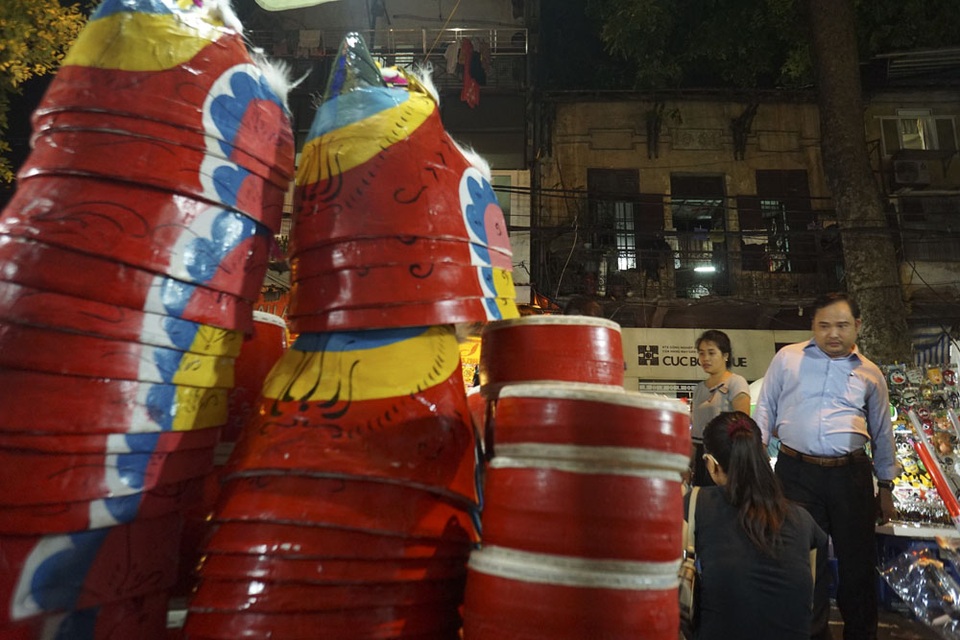 Náo nhiệt chợ trung thu trong không gian phố cổ - 11 Đầu sư tử và trống là những đồ chơi truyền thống vẫn còn được bày bán khá nhiều vào dịp trung thu.