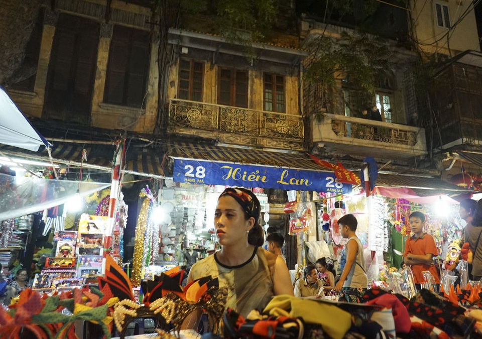 Náo nhiệt chợ trung thu trong không gian phố cổ - 12 Những quầy hàng màu sắc bắt mắt khá tương phản với những ngôi nhà cổ trong buổi tối.