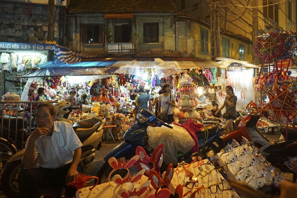 Náo nhiệt chợ trung thu trong không gian phố cổ - 3
Những góc không gian cổ, cũ tại chợ trung thu trong khu phố về đêm.