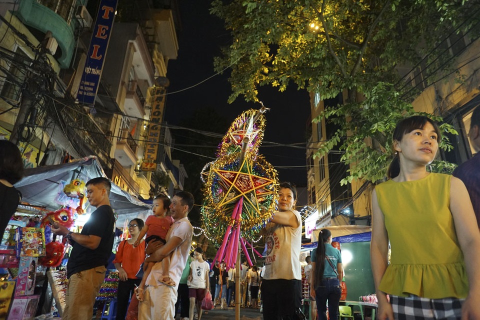 Náo nhiệt chợ trung thu trong không gian phố cổ - 2
Chợ bắt đồng đông từ khoảng 19h và cả ban ngày vào những ngày cuối tuần.