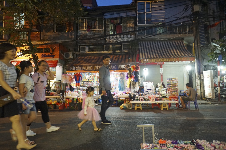 Náo nhiệt chợ trung thu trong không gian phố cổ - 13 Trẻ em thích thú khi được đi chơi chợ trung thu.