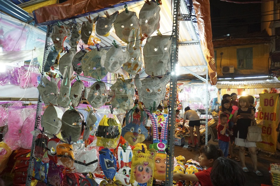 Náo nhiệt chợ trung thu trong không gian phố cổ - 6
Những chiếc mặt nạ giấy ở phía sau vẫn còn rõ dòng chữ chồng chéo được bồi từ giấy đã qua sử dụng.