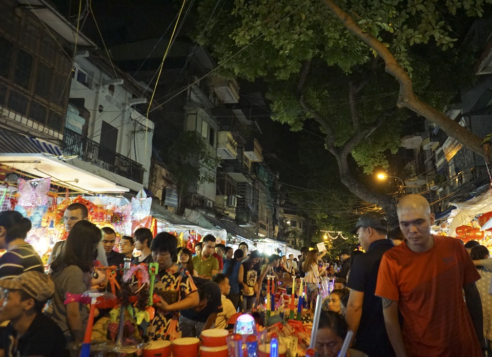 Náo nhiệt chợ trung thu trong không gian phố cổ - 8 Phố Hàng Mã lúc 20h.