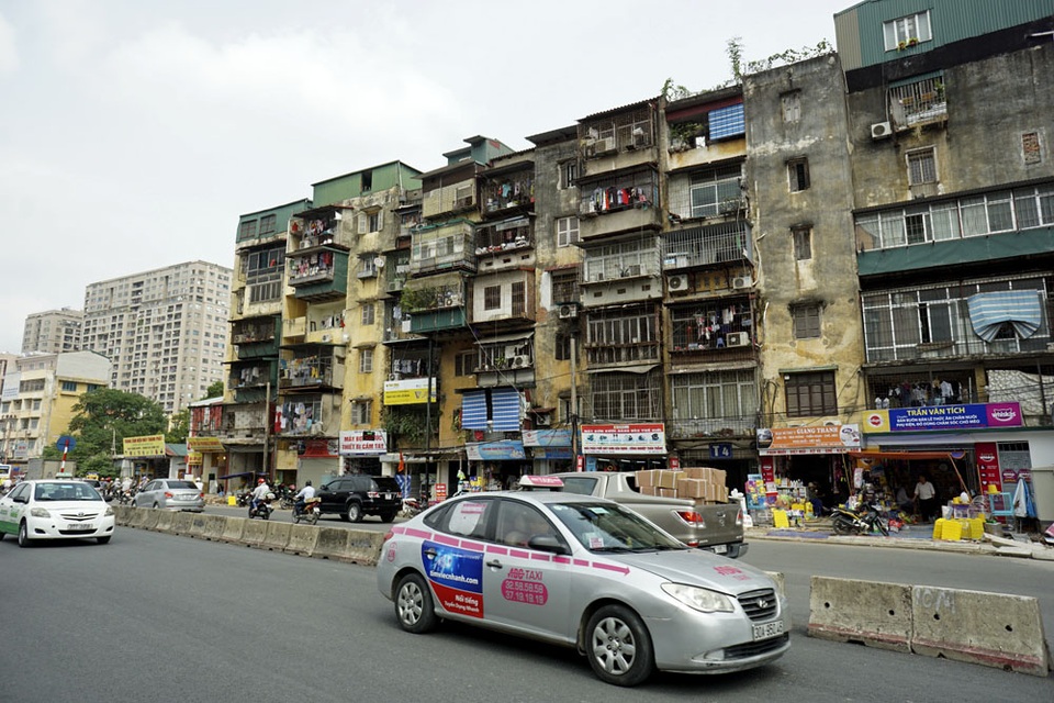 Sự tương phản trên những con đường đắt giá - 1 Tòa nhà T4 cũ kỹ Tập thể viện thú y trên đường Trường Chinh. Trước đây khu nhà ở phía trong nhưng nay đã ra mặt tiền khi đường Trường Chinh mở rộng.