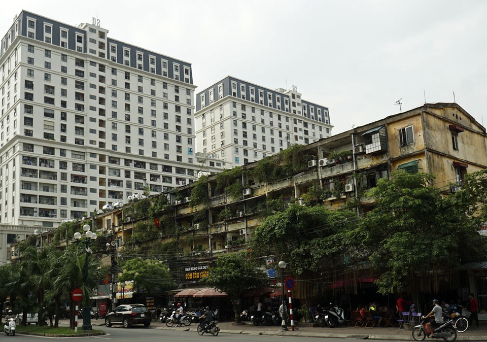 Sự tương phản trên những con đường đắt giá - 2 Tòa nhà D1 có tuổi hàng chục năm khu tập thể Giảng Võ ở mặt tiền phố Trần Huy Liệu.