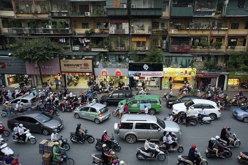 Sự tương phản trên những con đường đắt giá - 3
Khu tập thể Trung Tự trên phố Phạm Ngọc Thạch thể hiện vẻ già nua, lỗi thời trên con đường đông đúc, nơi buôn bán sầm uất.