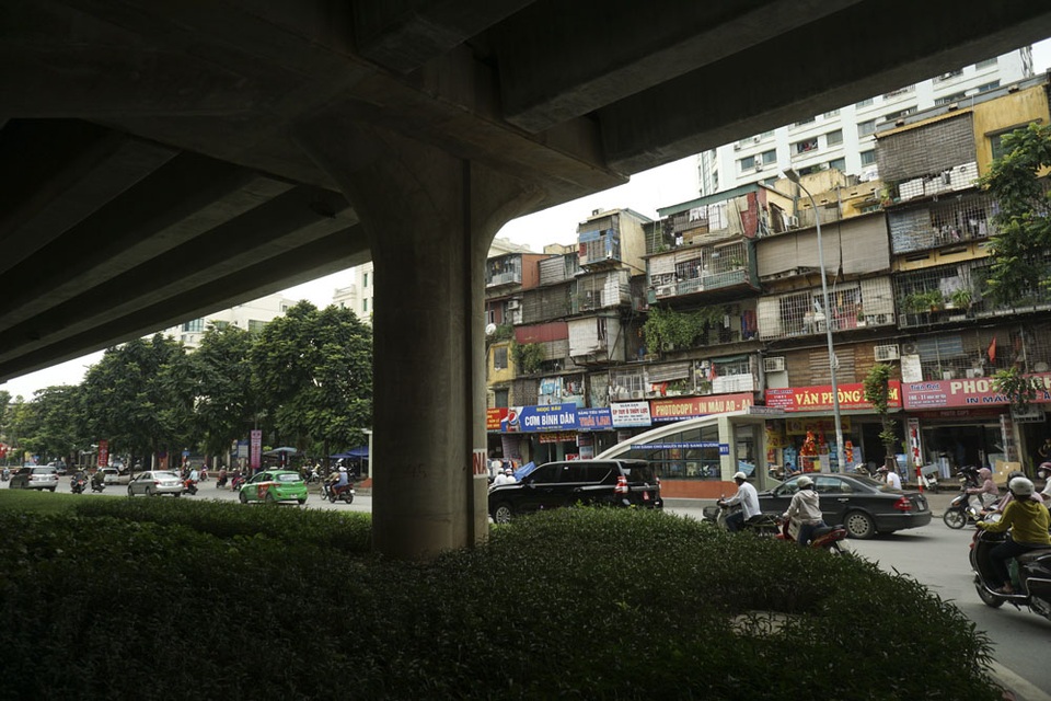 Sự tương phản trên những con đường đắt giá - 4
Một khu tập thể cũ với nhiều hình ảnh cơi nới, phá hỏng kết cấu kiến trúc của tòa nhà trên đường vành đai 3 hoành tráng.