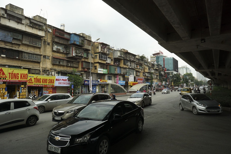 Sự tương phản trên những con đường đắt giá - 5
Lại là một chung cư cũ lô nhô chuồng cọp trên đường vành đai 3.