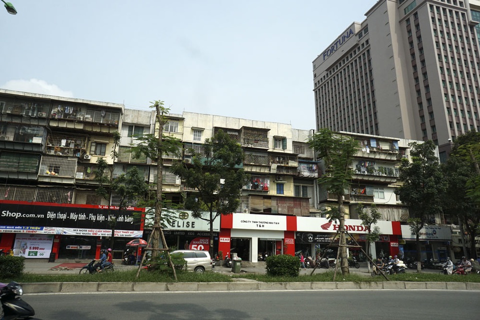 Sự tương phản trên những con đường đắt giá - 7
Khu tập thể Giảng Võ có tuổi đời hàng chục năm trên mặt đường Láng Hạ.