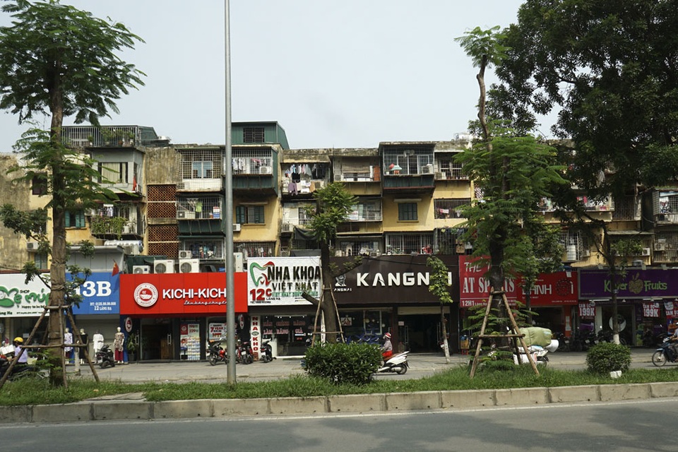 Sự tương phản trên những con đường đắt giá - 8 Đặc điểm chung của các khu tập thể có mặt tiền trên những con phố buôn bán sầm uất là chăm chút cho tầng một.