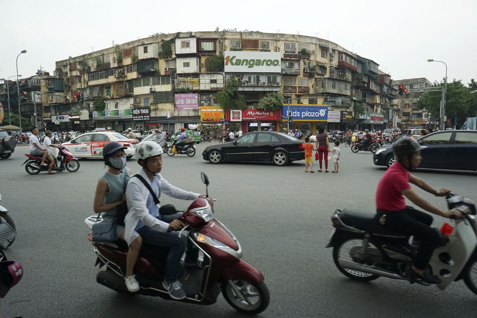 Sự tương phản trên những con đường đắt giá - 9 Tòa nhà tập thể A12 Khương Thượng tại vị trí vàng khu vực ngã tư Chùa Bộc - Tôn Thất Tùng.