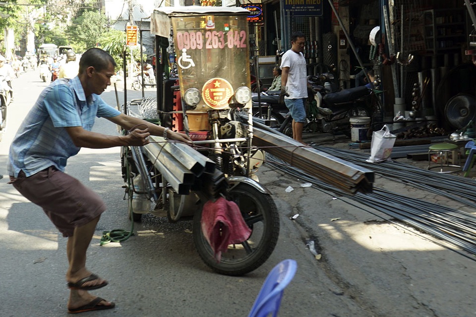 Xe tự chế chở hàng quá khổ vẫn hoành hành ở Hà Nội - 1
Một chiếc xe ba bánh gắn máy tự chế đang chằng buộc những thanh sắt dài chuẩn bị tham gia giao thông. Tại một số phố chuyên bán sắt thép, nhôm kính như Giảng Võ, La Thành có rất nhiều xe gắn máy hai bánh, ba bánh tập trung để chở hàng.