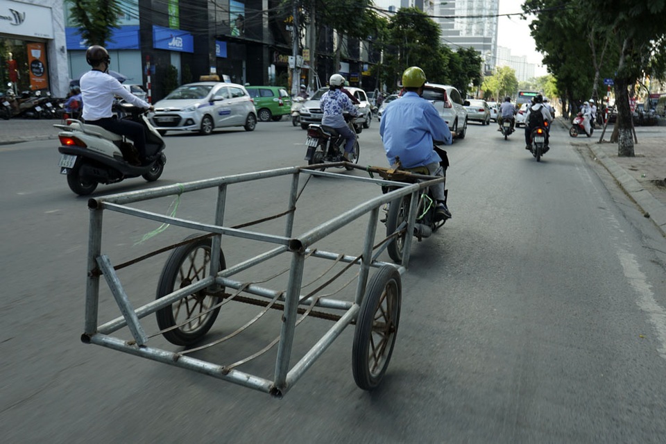 Xe tự chế chở hàng quá khổ vẫn hoành hành ở Hà Nội - 12 Một chiếc xe máy đang kéo theo khoang chở hàng.